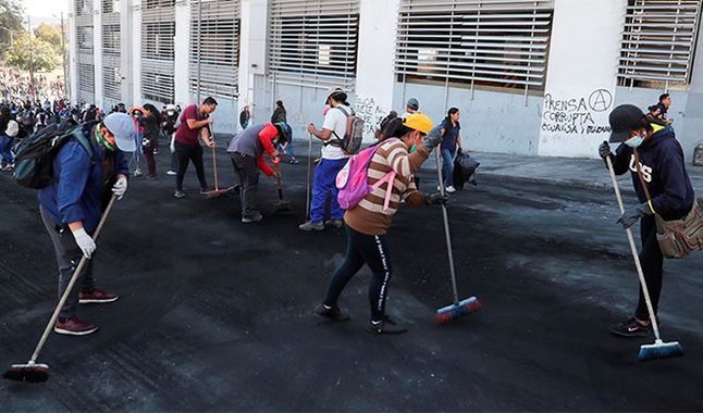 Manifestantes limpian las calles tras protestas en Ecuador
