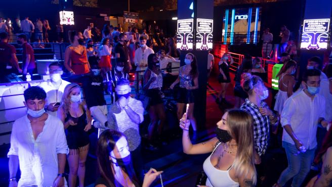 Italia ordena el cierre de discotecas y la mascarilla obligatoria
