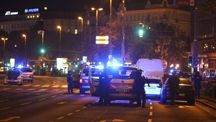 Attentato a Vienna, commando in azione: sparatorie in 6 luoghi diversi, ci sono morti e feriti