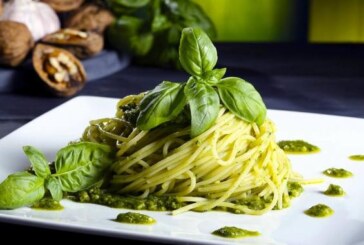 Cómo preparar unos espaguetis al pesto para transportarte a Italia sin salir de la cocina de tu casa