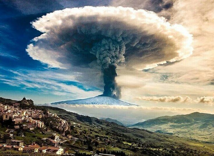 Italia: El volcán Etna expulsa nube de ceniza sobre Sicilia